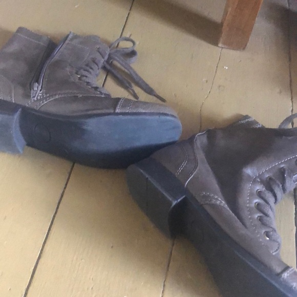 Boots - Picture 3 of 4